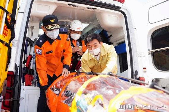 원희룡 제주지사(오른쪽)가 27일 오전 제주소방서 항만119센터에서 새로 도입된 음압특수구급차를 활용한 환자 이송을 시연하고 있다. 2020.10.27 [제주도 제공]