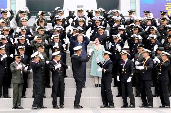 지난해 3월 문재인 대통령과 김정숙 여사가 경남 창원 해군사관학교에서 열린 제73기 졸업 및 임관식이 끝난 뒤 새로 임관한 소위들과 기념촬영을 하고 있다. [청와대사진기자단]