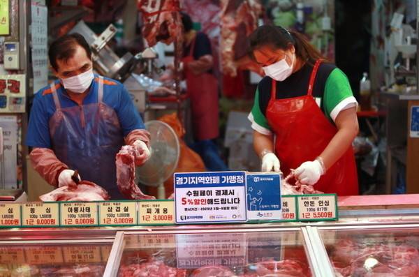 경기도가 더 많은 소상공인과 소비자들이 ‘경기지역화폐 소비지원금(한정판 지역화폐)’의 혜택을 볼 수 있도록 사업을 확대한다. / 사진제공=경기도