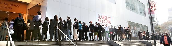 13일 오전 서울 명동의 유니클로 매장 앞에서 소비자들이 ‘+J(플러스 제이)’ 컬렉션 제품을 구입하기 위해 줄을 서고 있다. /김연정 객원기자