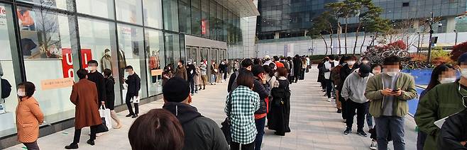 13일 서울 잠실 유니클로 매장 앞 /한경진 기자