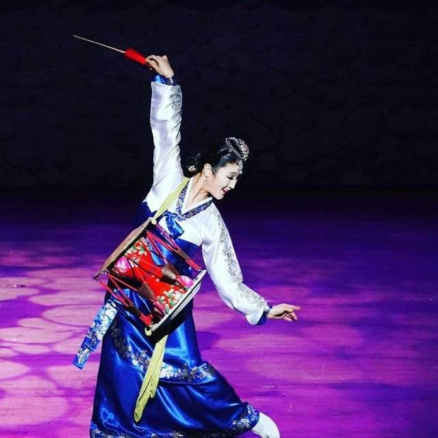 자신이 창작한 장고춤을 무대에서 추고 있는 최신아 씨. 최신아 단장 제공