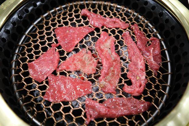 참숯으로 달궈진 구리석쇠에 구워 먹는 광양불고기. 시내식당 한우 1인 2만3,000원. ⓒ박준규
