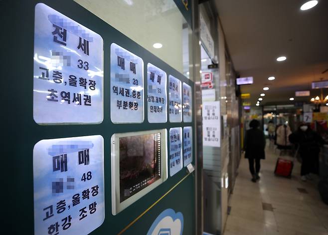 정부가 고가 아파트를 대상으로 대출 및 세금 규제를 가하고 있지만, 서울 전역에서 15억원을 넘겨 거래되는 아파트 단지가 증가세인 것으로 나타났다. 사진은 서울 송파구의 한 상가 부동산중개업소. [연합]