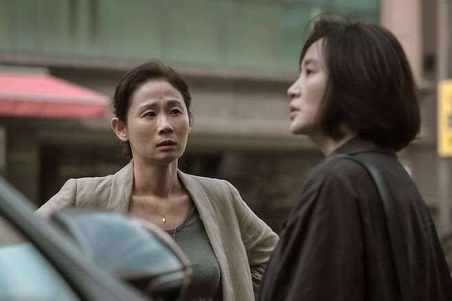 주인공 현수를 돕는 인물은 같은 여성 캐릭터 민정(배우 김선영)이다.