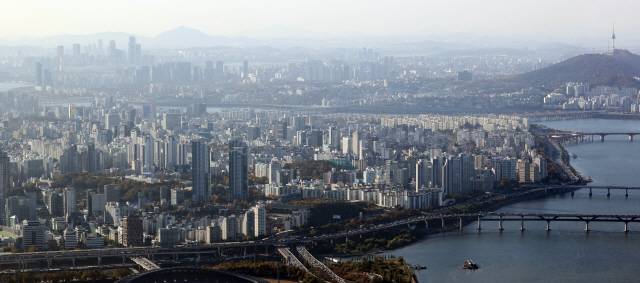 지난 4일 오후 송파구 서울스카이에서 바라본 강남구 일대 아파트 모습/연합뉴스