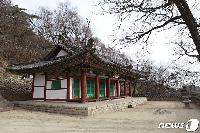 고구려시기에 창건된 것으로 추정되는 영명사의 말사인 법운암 본전과 5층석탑. (미디어한국학 제공) 2020.11.14.© 뉴스1
