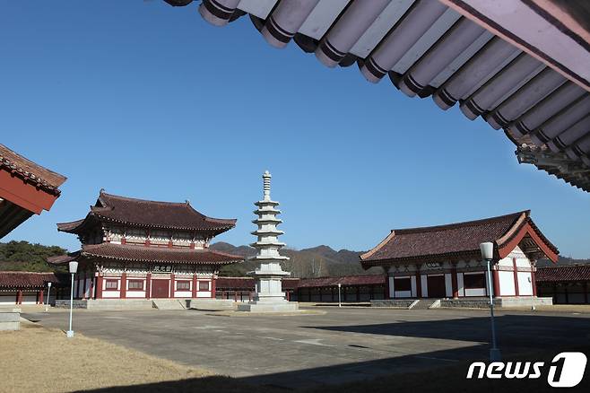 1974년 북한이 복원한 정릉사 보광전과 용화전, 8각7층탑의 모습. (미디어한국학 제공) 2020.11.14.© 뉴스1