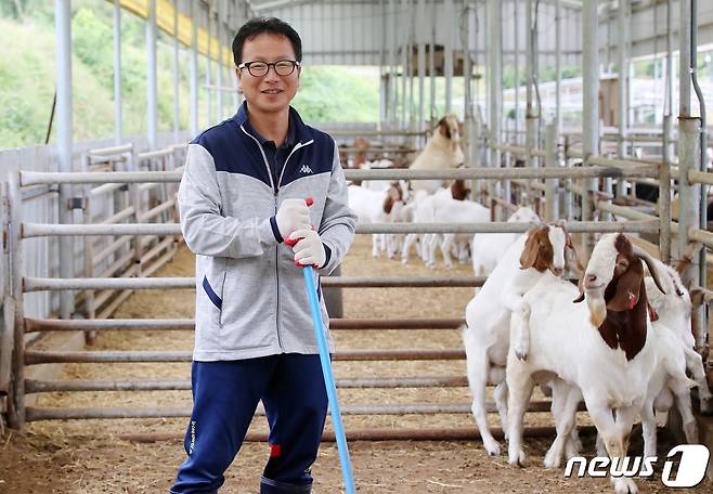 경북 의성 귀농 6년차 '염소아빠' 김영민(46)씨는 염소와 함께 매일 아침을 맞이하고 있다. 2020.10.23/뉴스1 © News1 공정식 기자