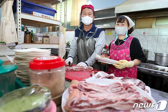 염소요리 전문식당을 함께 운영하는 귀농 6년차 '염소아빠' 김영민씨와 부인 성정미씨. 식용 염소의 여러 부위로 다양한 요리가 만들어진다. 2020.10.23/뉴스1 © News1 공정식 기자