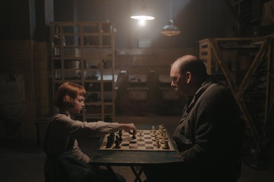 어린 고아 소녀가 체스에 천부적 재능을 발견하면서 여러 고수들과 대결을 거쳐 체스 챔피언이 되는 이야기를 그린다. 사진 넷플릭스