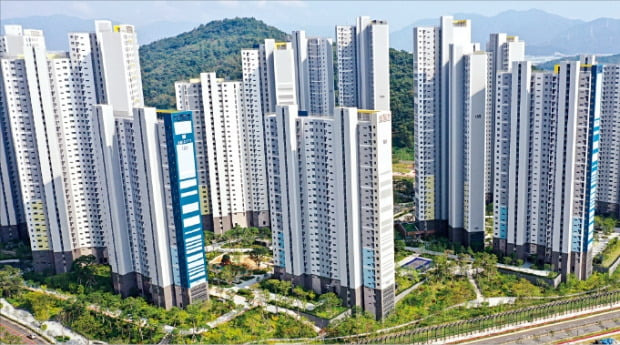 조선업체들의 잇단 수주 소식과 입주 물량 감소로 집값이 뛰고 있는 경남 창원 의창구의 한 대단지 아파트.  /한경DB