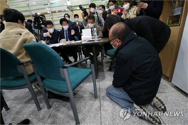 10월 26일 국회 환노위 국감 현장에서 무릎을 꿇고 있는 고 장덕준 씨 아버지. (사진=연합뉴스)