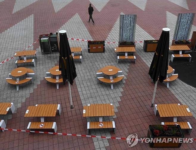 부분 폐쇄령 속 영업이 중단된 뮌헨의 한 레스토랑 야외 테이블 [AFP=연합뉴스]