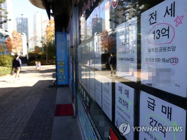 서울의 한 부동산중개업소에 붙은 매매·전세·월세 관련 정보란