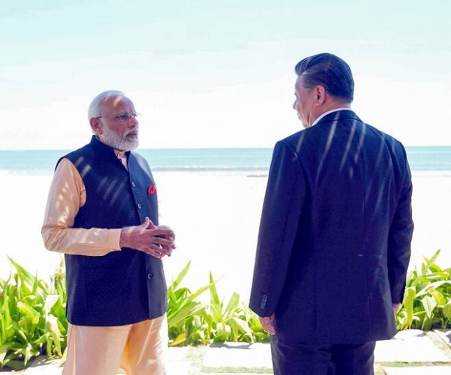 나렌드라 모디 인도 총리(왼쪽)과 시진핑 중국 국가주석(오른쪽). /AFPBBNews=뉴스1