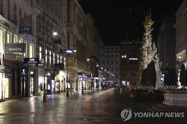 코로나19 확산으로 야간 통금령 내려진 오스트리아 코로나19 확산으로 야간통행금지령이 내려진 오스트리아 빈의 거리. 2020.11.3. [AP=연합뉴스]