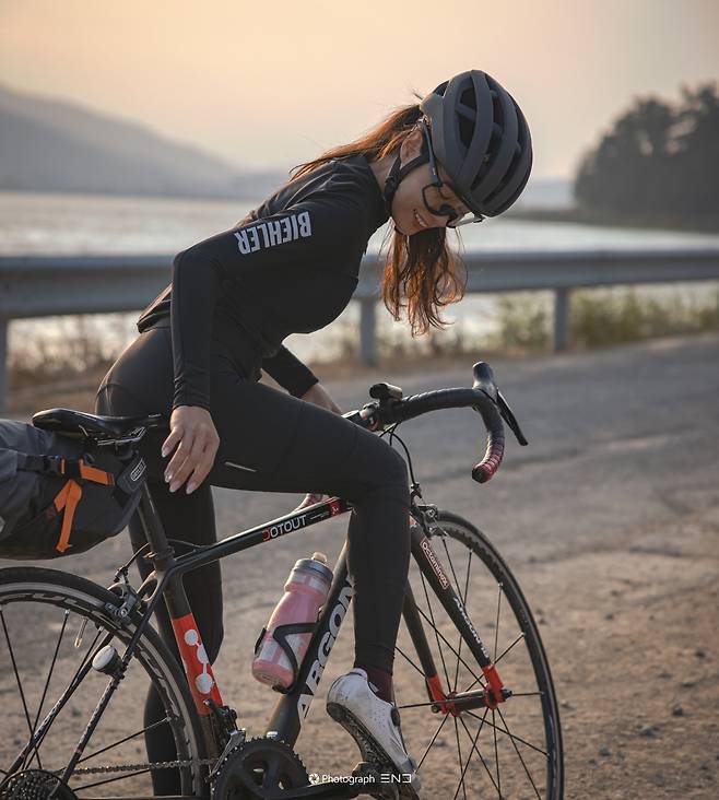 ◇'혜화동 엘린' 윤재원 이앤제이 미디어 대표처럼 코로나19 이후 '혼라이딩'을 즐기는 여성들이 부쩍 늘어났다 . 사진=윤재원 제공