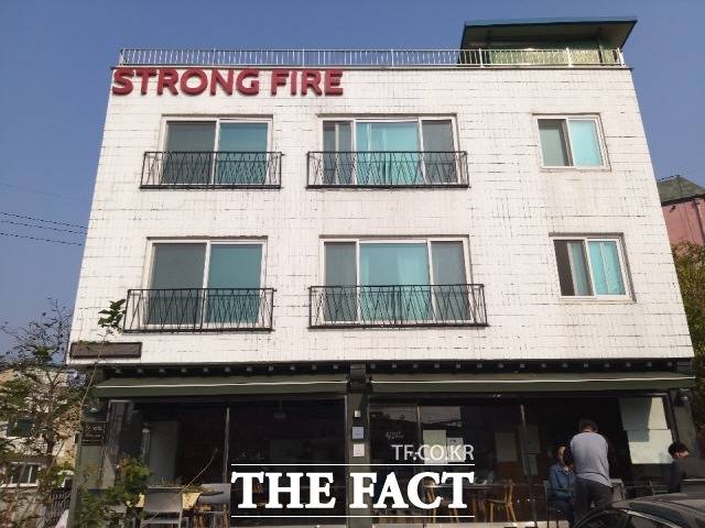 청풍협동조합이 운영중인 게스트하우스 '아삭아삭 순무민박'. 건물 1층은 펍 레스토랑 '스트롱 하우스'가 영업중이다./강화=허지현 기자