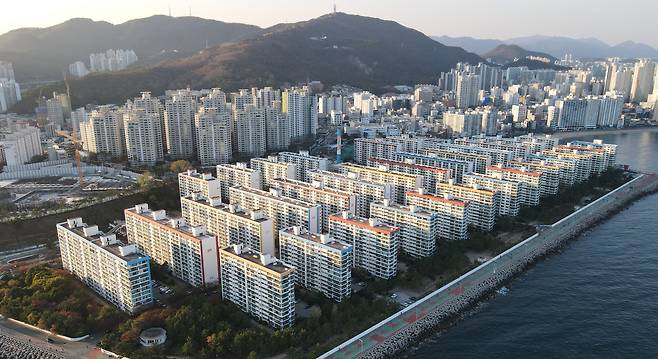 부산 부동산 시장이 과열되며 10월 주택 매매시장 소비심리지수도 급등한 것으로 나타났다. 사진은 최근 가격이 급등하고 있는 부산 수영구 남천동 삼익비치아파트의 전경./김동환 기자