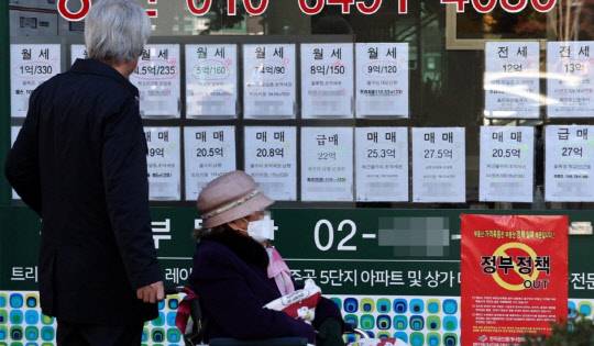 정부가 전세난을 잠재우기 위한 추가 부동산 대책을 발표할 예정이지만 부동산 업계의 전망은 비관적이다. 사진은 서울의 한 중개업소의 매물 정보란. 



연합뉴스