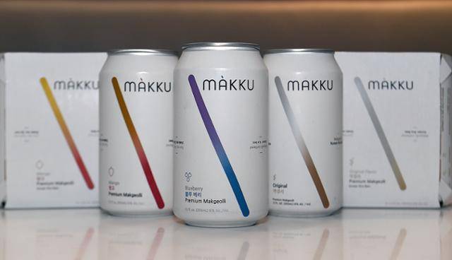 캐롤 박 대표는 기존 막걸리에 블루베리, 망고 등 과일을 섞어 독특한 맛을 냈다. 왕나경 인턴기자.