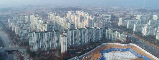 정부의 새 주택임대차보호법 시행 여파로 서울 지역 전세 물건이 품귀 현상을 빚으면서 경기 김포와 파주 등 수도권 지역 아파트값이 가파르게 상승하고 있다. 사진은 15일 경기 김포의 한 아파트 단지 모습. 연합뉴스