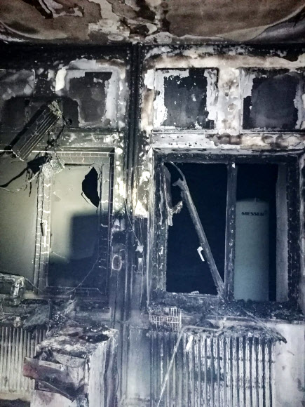 현지시간으로 14일 밤, 루마니아의 한 병원(위 사진)에서 대형 화재가 발생해 16명 이상의 사상자가 발생했다. 까맣게 타 버린 중환자실 내부(사진=AP 연합뉴스)
