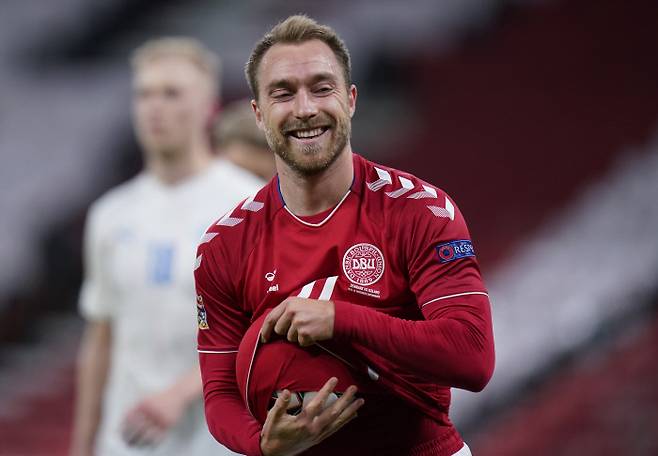 덴마크 크리스티안 에릭센이 16일 유럽네이션스리그 아이슬란드전에서 페널티킥 골을 넣은 뒤 볼을 유니폼 안에 감싸며 활짝 웃고 있다. 로이터연합뉴스