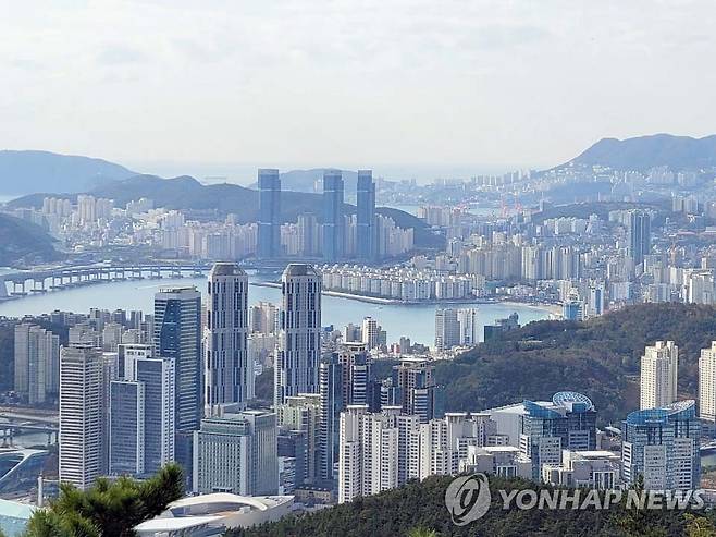 부산 해안과 함께 보이는 아파트 단지들 [연합뉴스 자료사진]
