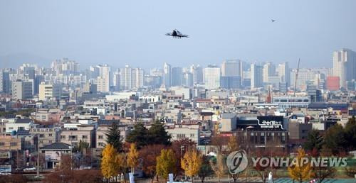 '대구 하늘 누비는 드론택시' (대구=연합뉴스) 김현태 기자 = 16일 오후 대구 수성구 수성못 상공에서 드론택시가 비행하고 있다. 이날 비행은 드론택시 서비스 도입을 위한 도심항공교통(UAM) 비행 실증차원에서 실시됐다. 이날 비행한 기체는 앞서 서울 여의도에서 시범 비행한 기종과 같은 중국 이항사의 2인승 기체다. 2020.11.16      mtkht@yna.co.kr