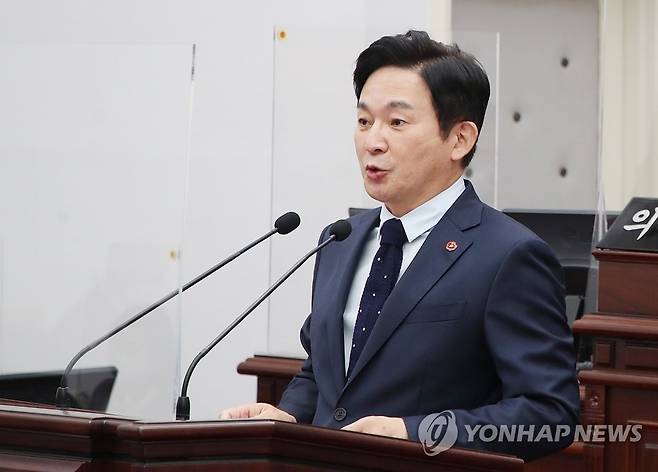 시정연설 하는 원희룡 제주지사 (제주=연합뉴스) 16일 열린 제389회 제주도의회 제2차 정례회에서 원희룡 제주지사가 시정연설하고 있다. 2020.11.16 [제주도의회 제공, 재판매 및 DB 금지]  bjc@yna.co.kr