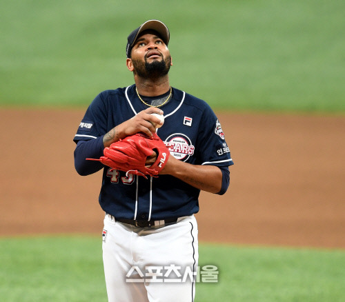 NC 다이노스와 두산 베어스의 2020 KBO 한국시리즈 1차전이 17일 고척스카이돔에서 열렸다. 두산 선발투수 알칸타라가 4회말 1사1루 상대 권희동을 몸에 맞는 볼로 출루시킨 후 아쉬워하고 있다. 2020. 11. 17.고척 | 최승섭기자 thunder@sportsseoul.com