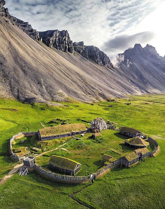 아이슬란드 동남부 베스트라혼(Vestrahorn)산 부근의 스톡스네스(Stokksnes) 반도에 복원한 고대 바이킹 마을. 풀로 덮인 지붕을 가진 전통적 목조 주거지가 특징이다. 바이킹은 9세기에 노르웨이에서 서쪽 바다로 나가 아이슬란드를 발견하고 개척한 것으로 전해지고 있다.