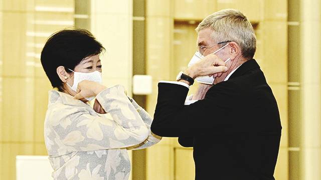 토마스 바흐 IOC 위원장이 16일 도쿄도청을 방문해 고이케 유리코 도쿄도 지사와 팔꿈치 터치로 인사를 나누고 있다. [사진 출처 : 연합뉴스]