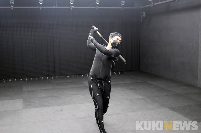 ▲ 호쾌한 타격폼을 선보인 김지호 사원. 사진=김찬홍 기자