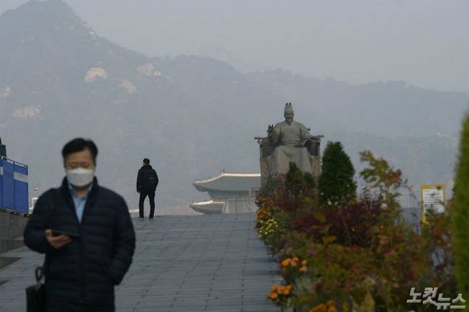 서울 등 수도권  초미세먼지 농도가 '나쁨' 수준을 보인 16일 오전 서울 광화문광장인근에서 시민들이 출근길을 서두르고 있다.(사진=이한형 기자)
