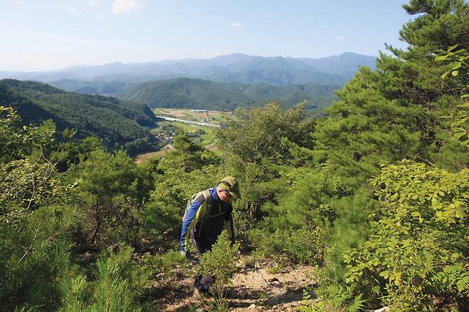 476.9m봉 능선에서 뒤돌아보면 발아래로 화남지와 갑현마을이 한눈에 들어오고, 멀리 팔공산의 펼쳐진 산릉이 하늘금을 이룬다.