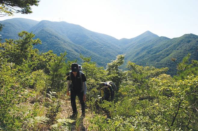 476.9m봉을 오르다가 뒤돌아보면 가야 할 화산과 혈암산이 가깝게 다가온다.
