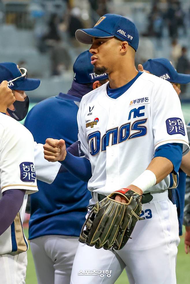 NC 다이노스 알테어가 17일 서울 고척스카이돔에서 열린 2020 신한은행 SOL KBO 한국시리즈 1차전 두산 베어스와의 경기에서 5-3으로 승리한 후 하이파이브를 하고 있다. 고척 | 이석우 기자