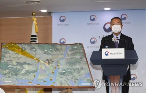 정부, 김해신공항 검증결과 발표 (서울=연합뉴스) 백승렬 기자 = 김수삼 김해신공항 검증위원장이 17일 오후 정부서울청사에서 김해신공항 검증 결과를 발표하고 있다. 2020.11.17 srbaek@yna.co.kr