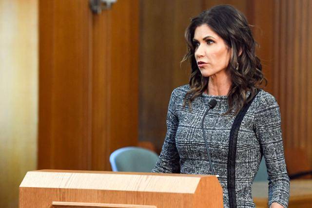 크리스티 노엄 미국 사우스다코타 주지사가 지난달 13일 수폴스에서 기자회견을 하고 있다. 수폴스=AP 연합뉴스