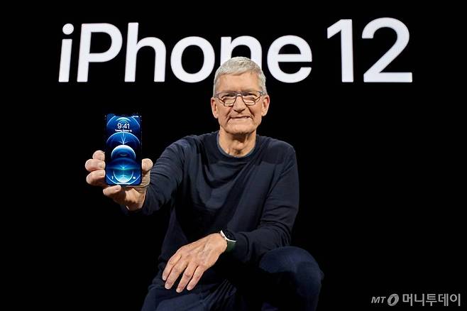 Apple CEO Tim Cook poses with the all-new iPhone 12 Pro at Apple Park in Cupertino, California, U.S. in a photo released October 13, 2020. Brooks Kraft/Apple Inc./Handout via REUTERS NO RESALES. NO ARCHIVES. THIS IMAGE HAS BEEN SUPPLIED BY A THIRD PARTY. TPX IMAGES OF THE DAY팀 쿡 애플 최고경영자가 13일(현지시간) 미국 캘리포니아 주 쿠퍼티노 애플파크에서 신형 '아이폰12'를 들고 포즈를 취하고 있다. / 사진제공=로이터 뉴스1