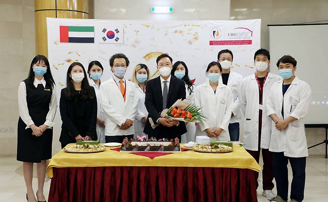 샤르자 힘찬 관절·척추센터(센터장 박승준〮사진 가운데)의 한국 직원들이 개소 2주년 기념식 진행 후 기념 사진촬영을 하고 있다.