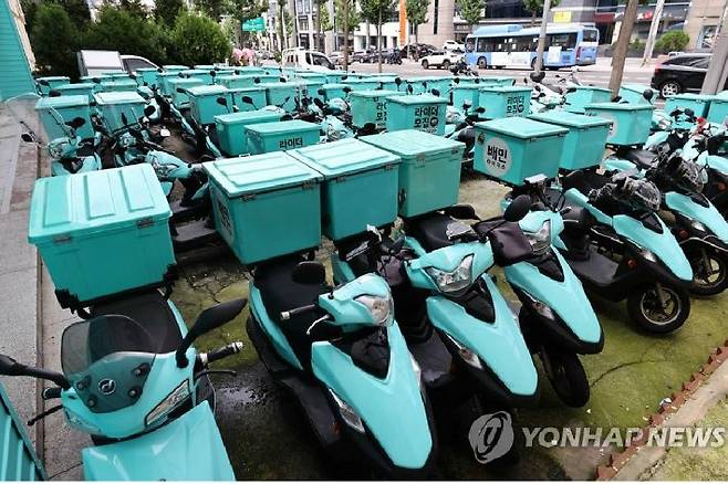 (서울=연합뉴스) 윤동진 기자 = 코로나바이러스 감염증(코로나19) 재확산으로 '2.5 단계 방역 조치'가 시행된 30일 오후 서울 강남구 배민라이더스 남부센터에 오토바이가 주차돼 있다. 2020.8.30  mon@yna.co.kr