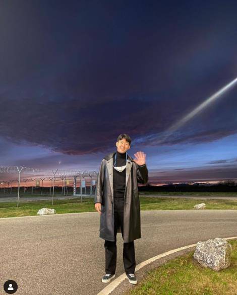 오스트리아 빈 공항에서 토트넘 복귀를 앞두고 손을 흔드는 손흥민. [손흥민 인스타그램 캡처. 재판매 및 DB 금지]