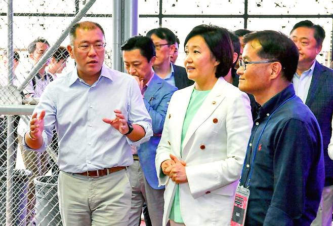 박영선 중소벤처기업부 장관(가운데)과 현대자동차그룹 정의선 수석부회장(왼쪽) © 뉴스1