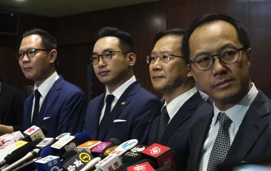 홍콩 독립을 주장했다가 직을 박탈당한 데니스 궉ㆍ앨빈 융ㆍ궉카키ㆍ케네스 렁(왼쪽부터 오른쪽으로) 등 범민주파 입법회(의회) 의원 4명이 지난 11일 의사당에서 기자회견을 하고 있다. [이미지출처=연합뉴스]