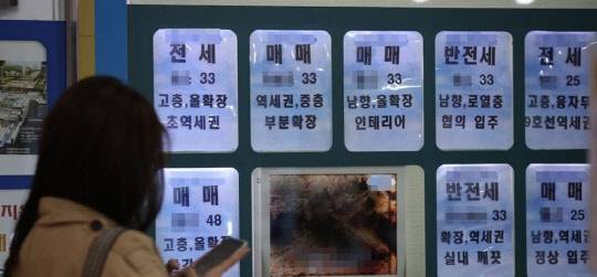 한 시민이 부동산공인중개업소에 걸린 매물정보를 살펴보고 있다.

  

 <연합뉴스>