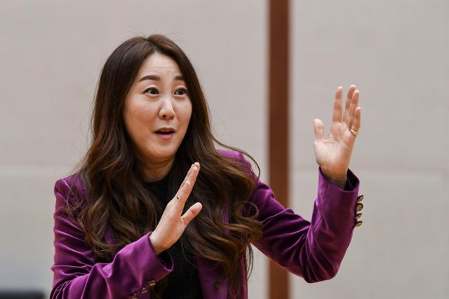 17일 서울 서초동 예술의전당 오페라하우스 연습실에서 만난 이회수 연출가는 "오페라가 모든 사람에게 소비될 수 없다면, 10명이었던 마니아층을 100명으로 늘려야 한다"고 말했다. 이한호 기자